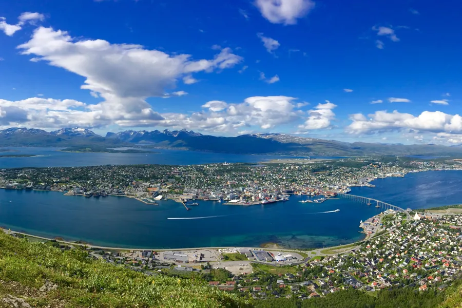 En by ved siden av en vannmasse