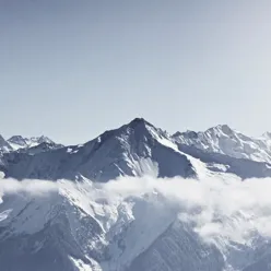 Et fjell dekket av snø